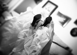 02-casa-novia-fotografia-bodas-zapatos-vestido