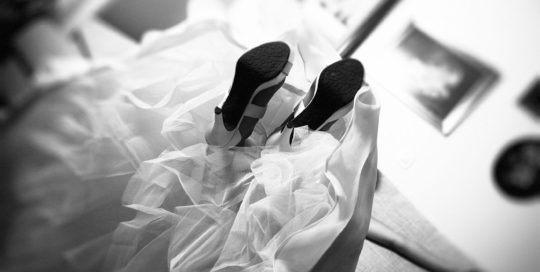 02-casa-novia-fotografia-bodas-zapatos-vestido