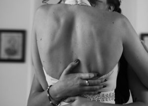 02-novias-fotografia-blanco-negro.abrazo-beso