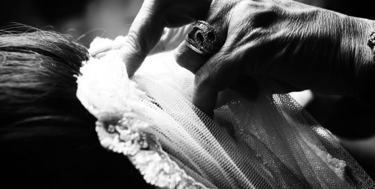 04-mano-velo-vestir-novia-albacete