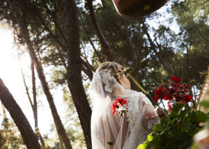 05-casa-novia-exterior-espalda-velo-flores-albacete