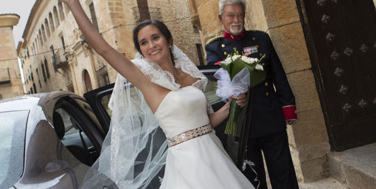 05-entrada-iglesia-chinchilla-albacete-novia-padrino-saludo