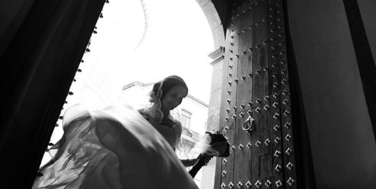 06-novia-bodas-entrada-vesido-contraluz