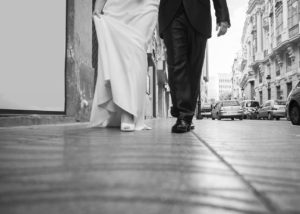 06-novios-pies-andando-albacete