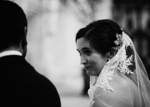 07-novia-altar-iglesia-albacete-novios-mirada-sonrisa