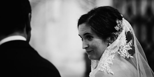 07-novia-altar-iglesia-albacete-novios-mirada-sonrisa