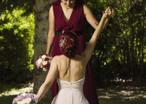 09-novias-rodillas-parque-naturaleza-espalda