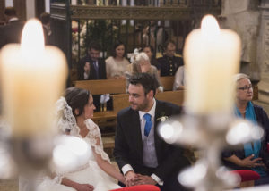 10-novios-boda-iglesia-agarrados-manos-velas