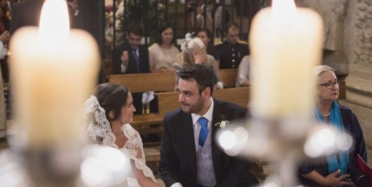 10-novios-boda-iglesia-agarrados-manos-velas