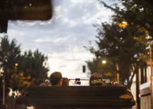 11-coche-descapotable-novios-boda-espaldas