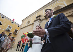 11-salida-iglesia-boda-foto-novios-invitados