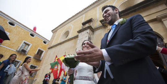 11-salida-iglesia-boda-foto-novios-invitados