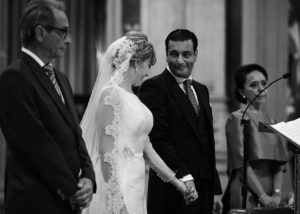 13-novios-altar-padrinos-agarrados. mirada-sonrisa