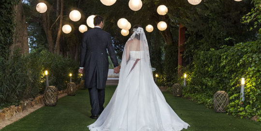 13-novios-reportaje.espaldas-paseo-luces