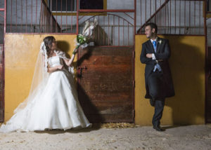 15-novios-reportaje-foto-establo-caballo-ramo