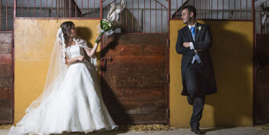 15-novios-reportaje-foto-establo-caballo-ramo