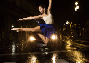 16-bailarina-book-lluvia-calle-lahabana-cuba