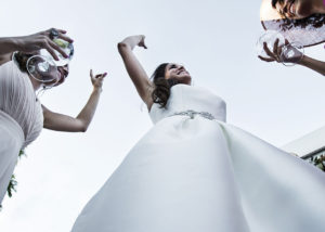 16-contrapicado-novia-baile-invitadas-fotografia