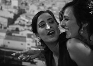 16-foto-novias-tarta-nariz-jugar