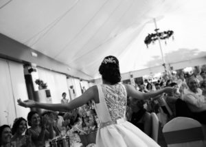 17-novia-espalda-invitados-aplausos-boda-albacete