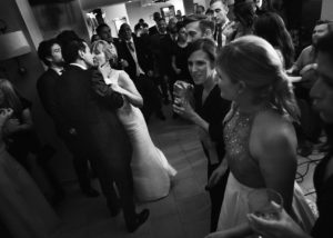 18-novios-beso-invitados-baile-albacete-parador