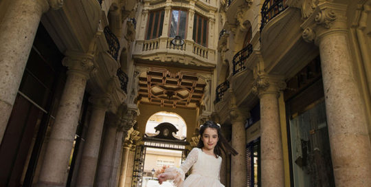nina-comunion-reportaje-fotografia-pasaje-lodares-albacete-bailando