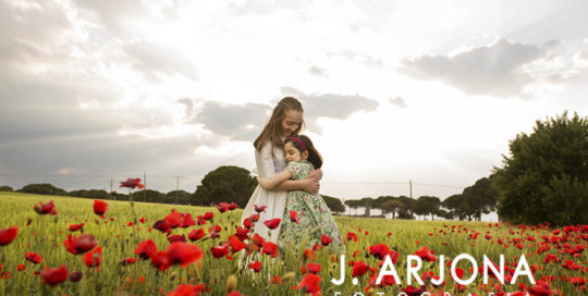 hermanas-abrazo-campo-amapolas-comunion-reportaje