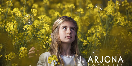 retrato-nina-atardecer-campo-amarillo-pompas-jabon